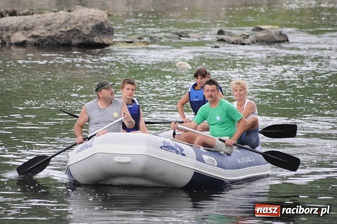 Zdjęcie w galerii na portalu naszraciborz.pl: Zabrakło miejsc w kajakach i pontonach. Miting wodniacki Morawskich Wrót wiadomości z regionu