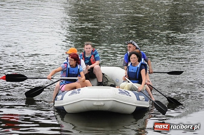 Zdjęcie w galerii na portalu naszraciborz.pl: Zabrakło miejsc w kajakach i pontonach. Miting wodniacki Morawskich Wrót wiadomości z regionu