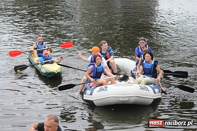 Zdjęcie w galerii na portalu naszraciborz.pl: Zabrakło miejsc w kajakach i pontonach. Miting wodniacki Morawskich Wrót wiadomości z regionu