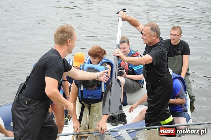 Zdjęcie w galerii na portalu naszraciborz.pl: Zabrakło miejsc w kajakach i pontonach. Miting wodniacki Morawskich Wrót wiadomości z regionu