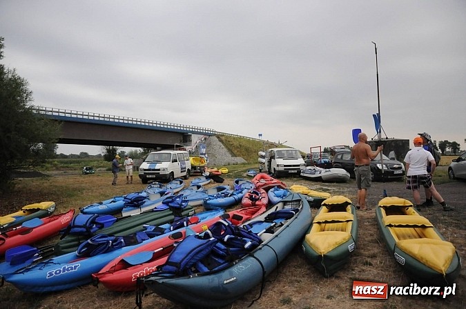 Zdjęcie w galerii na portalu naszraciborz.pl: Zabrakło miejsc w kajakach i pontonach. Miting wodniacki Morawskich Wrót wiadomości z regionu
