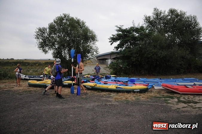 Zdjęcie w galerii na portalu naszraciborz.pl: Zabrakło miejsc w kajakach i pontonach. Miting wodniacki Morawskich Wrót wiadomości z regionu