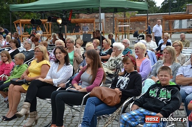Zdjęcie w galerii na portalu naszraciborz.pl: Letnie piosenki zabrzmiały na Zamku wiadomości z regionu