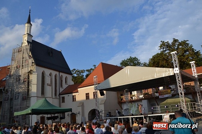 Zdjęcie w galerii na portalu naszraciborz.pl: Letnie piosenki zabrzmiały na Zamku wiadomości z regionu