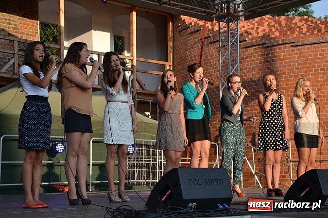 Zdjęcie w galerii na portalu naszraciborz.pl: Letnie piosenki zabrzmiały na Zamku wiadomości z regionu