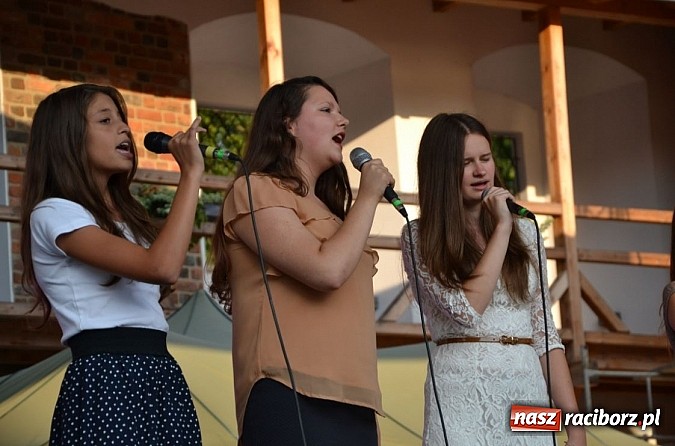 Zdjęcie w galerii na portalu naszraciborz.pl: Letnie piosenki zabrzmiały na Zamku wiadomości z regionu