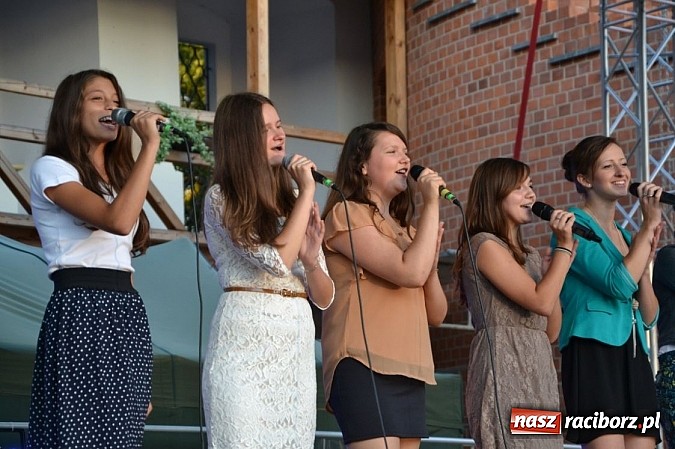Zdjęcie w galerii na portalu naszraciborz.pl: Letnie piosenki zabrzmiały na Zamku wiadomości z regionu