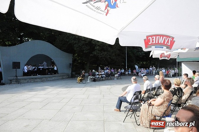 Zdjęcie w galerii na portalu naszraciborz.pl: Młodzieżowa Orkiestra z RCK zagrała dziś w parku Roth. Spora frekwencja wiadomości z regionu