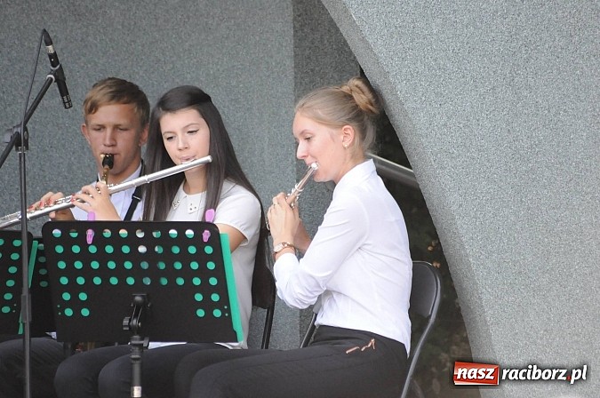 Zdjęcie w galerii na portalu naszraciborz.pl: Młodzieżowa Orkiestra z RCK zagrała dziś w parku Roth. Spora frekwencja wiadomości z regionu