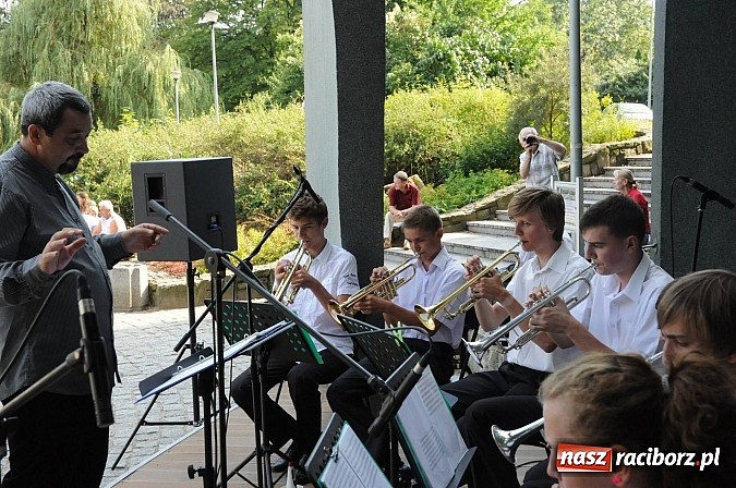 Zdjęcie w galerii na portalu naszraciborz.pl: Młodzieżowa Orkiestra z RCK zagrała dziś w parku Roth. Spora frekwencja wiadomości z regionu