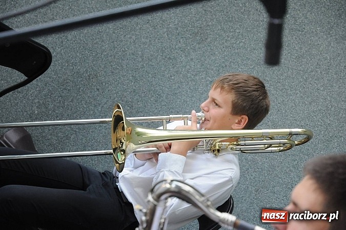 Zdjęcie w galerii na portalu naszraciborz.pl: Młodzieżowa Orkiestra z RCK zagrała dziś w parku Roth. Spora frekwencja wiadomości z regionu