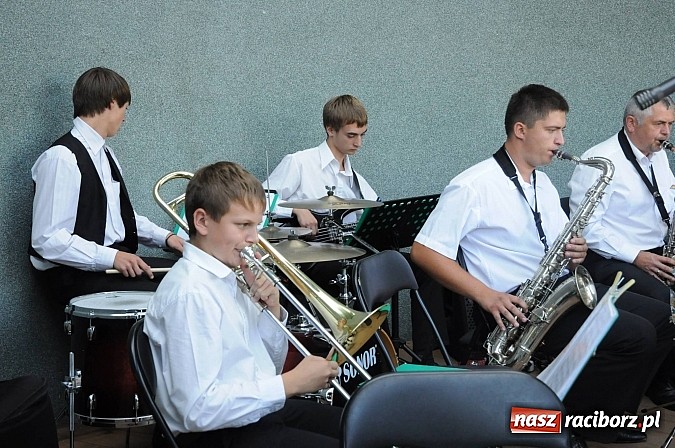 Zdjęcie w galerii na portalu naszraciborz.pl: Młodzieżowa Orkiestra z RCK zagrała dziś w parku Roth. Spora frekwencja wiadomości z regionu