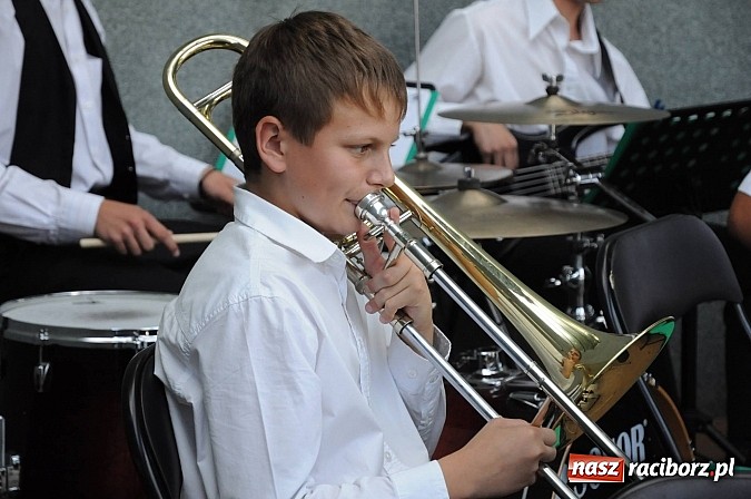 Zdjęcie w galerii na portalu naszraciborz.pl: Młodzieżowa Orkiestra z RCK zagrała dziś w parku Roth. Spora frekwencja wiadomości z regionu