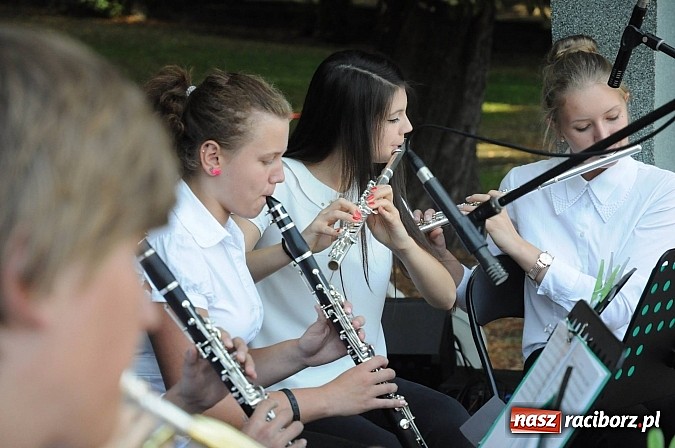 Zdjęcie w galerii na portalu naszraciborz.pl: Młodzieżowa Orkiestra z RCK zagrała dziś w parku Roth. Spora frekwencja wiadomości z regionu