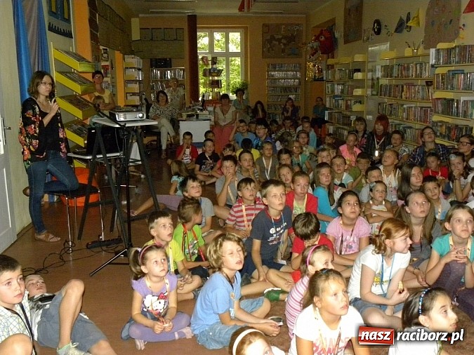 Zdjęcie w galerii na portalu naszraciborz.pl: Z biblioteką w świątyniach Angkoru wiadomości z regionu