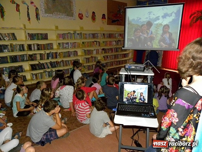 Zdjęcie w galerii na portalu naszraciborz.pl: Z biblioteką w świątyniach Angkoru wiadomości z regionu