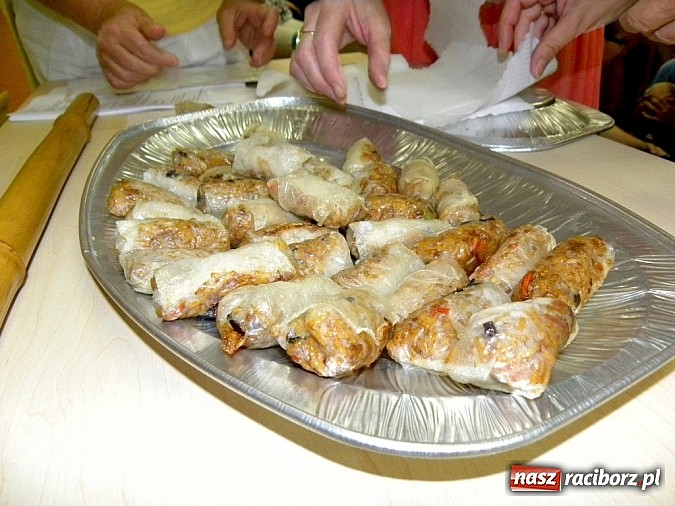 Zdjęcie w galerii na portalu naszraciborz.pl: Z biblioteką w świątyniach Angkoru wiadomości z regionu