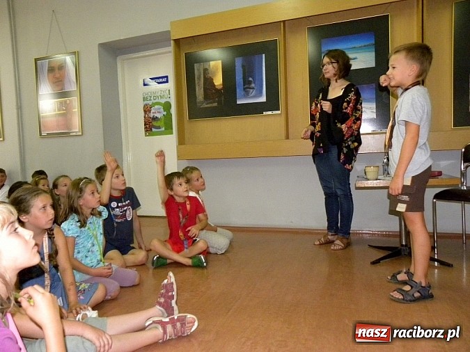 Zdjęcie w galerii na portalu naszraciborz.pl: Z biblioteką w świątyniach Angkoru wiadomości z regionu