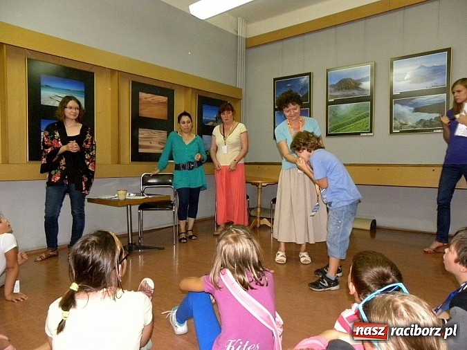 Zdjęcie w galerii na portalu naszraciborz.pl: Z biblioteką w świątyniach Angkoru wiadomości z regionu