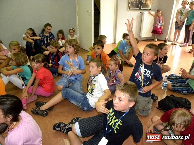 Zdjęcie w galerii na portalu naszraciborz.pl: Z biblioteką w świątyniach Angkoru wiadomości z regionu