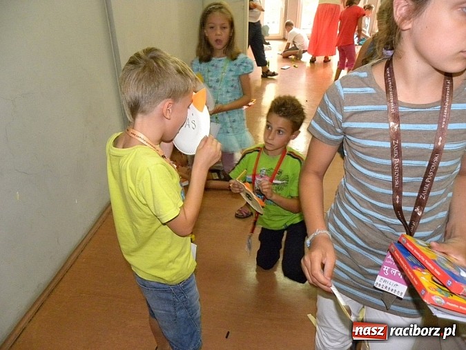 Zdjęcie w galerii na portalu naszraciborz.pl: Z biblioteką w świątyniach Angkoru wiadomości z regionu