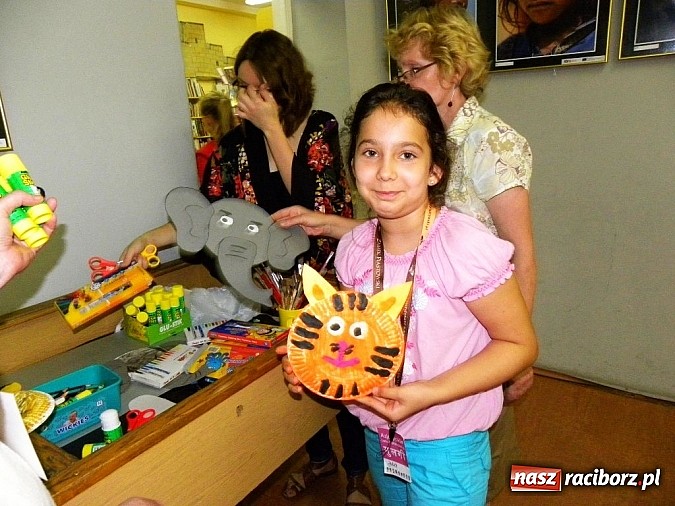 Zdjęcie w galerii na portalu naszraciborz.pl: Z biblioteką w świątyniach Angkoru wiadomości z regionu