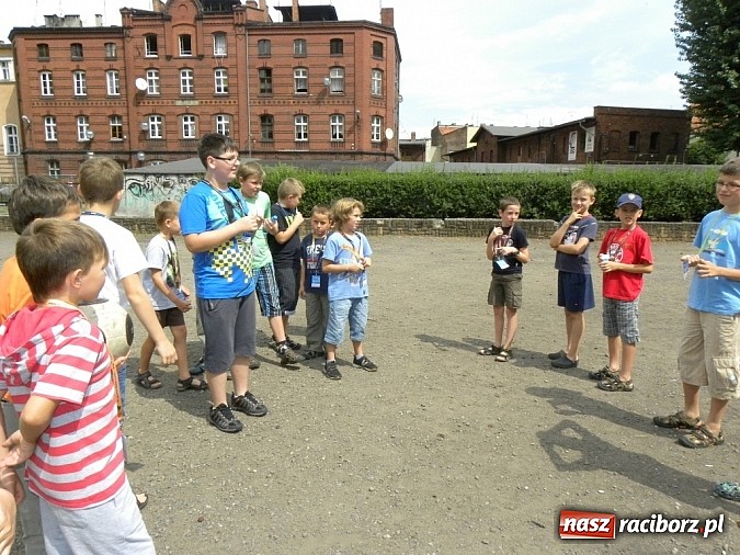 Zdjęcie w galerii na portalu naszraciborz.pl: Z biblioteką w świątyniach Angkoru wiadomości z regionu