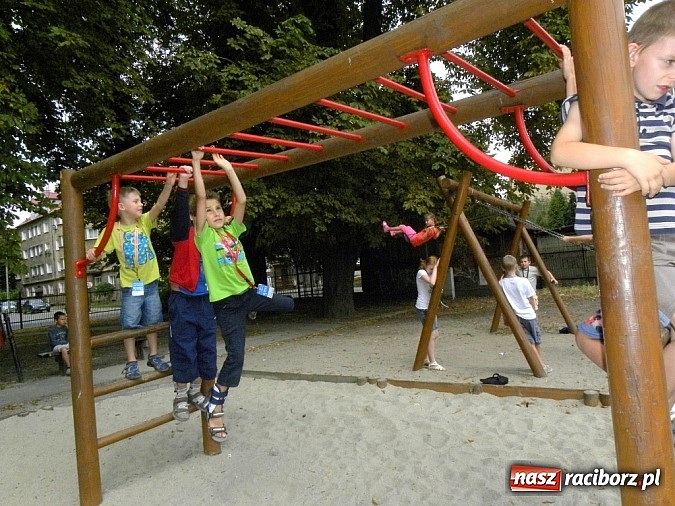 Zdjęcie w galerii na portalu naszraciborz.pl: Z biblioteką w świątyniach Angkoru wiadomości z regionu