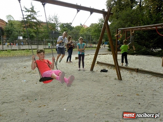 Zdjęcie w galerii na portalu naszraciborz.pl: Z biblioteką w świątyniach Angkoru wiadomości z regionu