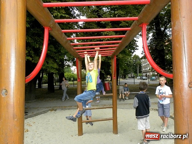 Zdjęcie w galerii na portalu naszraciborz.pl: Z biblioteką w świątyniach Angkoru wiadomości z regionu