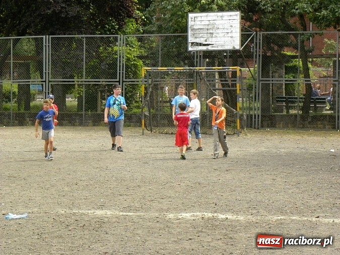 Zdjęcie w galerii na portalu naszraciborz.pl: Z biblioteką w świątyniach Angkoru wiadomości z regionu