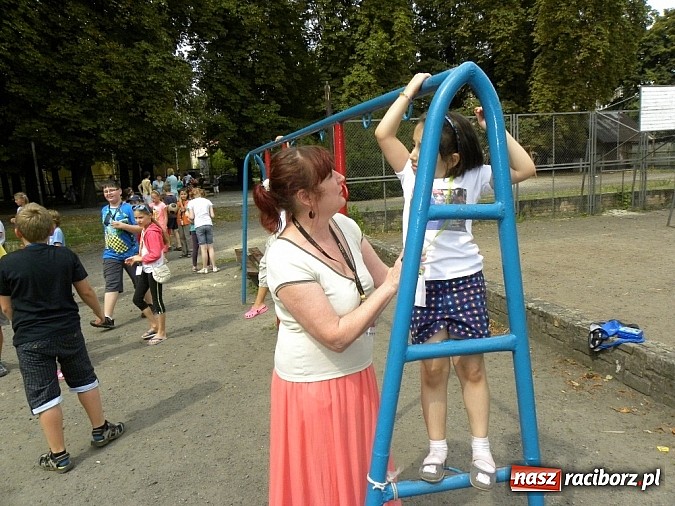 Zdjęcie w galerii na portalu naszraciborz.pl: Z biblioteką w świątyniach Angkoru wiadomości z regionu