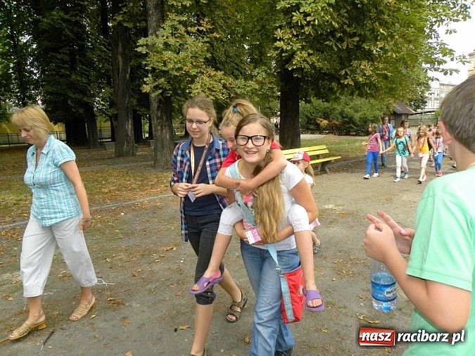 Zdjęcie w galerii na portalu naszraciborz.pl: Z biblioteką w świątyniach Angkoru wiadomości z regionu