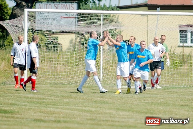 Zdjęcie w galerii na portalu naszraciborz.pl: Zameczek Czernica rozniósł Bieńkowice wiadomości z regionu