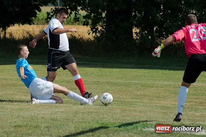 Zdjęcie w galerii na portalu naszraciborz.pl: Zameczek Czernica rozniósł Bieńkowice wiadomości z regionu