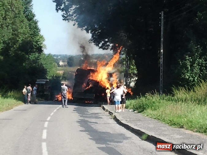 Zdjęcie w galerii na portalu naszraciborz.pl: Pożar przyczep ze słomą w Grzegorzowicach wiadomości z regionu