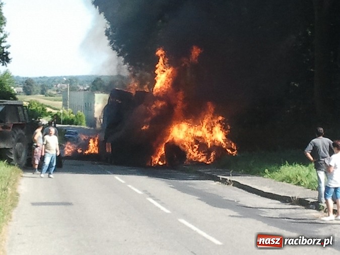 Zdjęcie w galerii na portalu naszraciborz.pl: Pożar przyczep ze słomą w Grzegorzowicach wiadomości z regionu