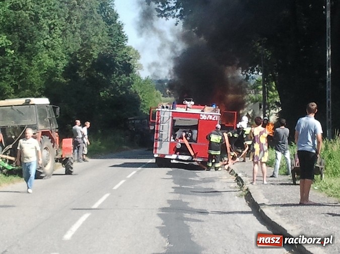 Zdjęcie w galerii na portalu naszraciborz.pl: Pożar przyczep ze słomą w Grzegorzowicach wiadomości z regionu