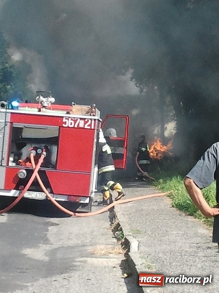 Zdjęcie w galerii na portalu naszraciborz.pl: Pożar przyczep ze słomą w Grzegorzowicach wiadomości z regionu