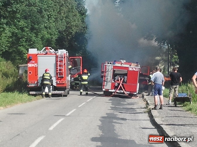 Zdjęcie w galerii na portalu naszraciborz.pl: Pożar przyczep ze słomą w Grzegorzowicach wiadomości z regionu