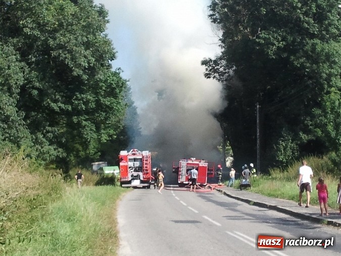 Zdjęcie w galerii na portalu naszraciborz.pl: Pożar przyczep ze słomą w Grzegorzowicach wiadomości z regionu