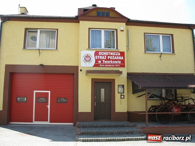 Zdjęcie w galerii na portalu naszraciborz.pl: Strażacy w Tworkowie zakasali rękawy wiadomości z regionu