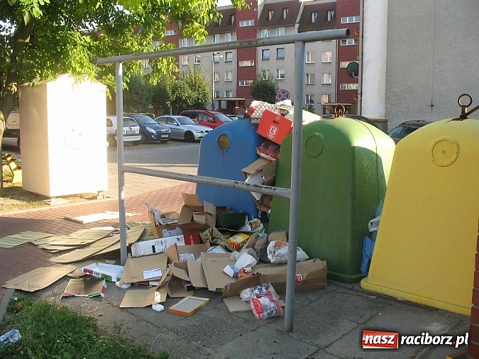 Zdjęcie w galerii na portalu naszraciborz.pl: Racibórz zbliża się do Neapolu. Zaczyna tonąć w śmieciach! wiadomości z regionu