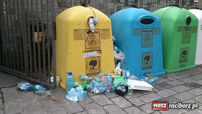 Zdjęcie w galerii na portalu naszraciborz.pl: Racibórz zbliża się do Neapolu. Zaczyna tonąć w śmieciach! wiadomości z regionu