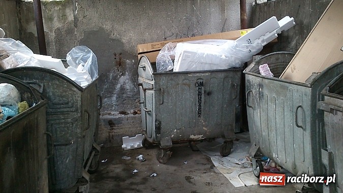 Zdjęcie w galerii na portalu naszraciborz.pl: Racibórz zbliża się do Neapolu. Zaczyna tonąć w śmieciach! wiadomości z regionu