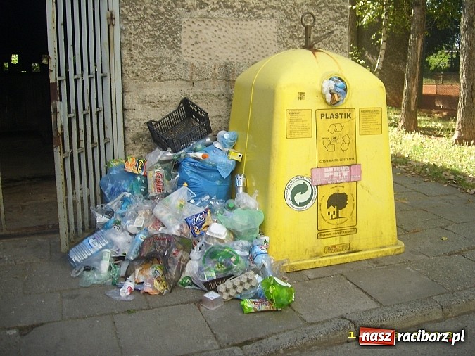 Zdjęcie w galerii na portalu naszraciborz.pl: Racibórz zbliża się do Neapolu. Zaczyna tonąć w śmieciach! wiadomości z regionu