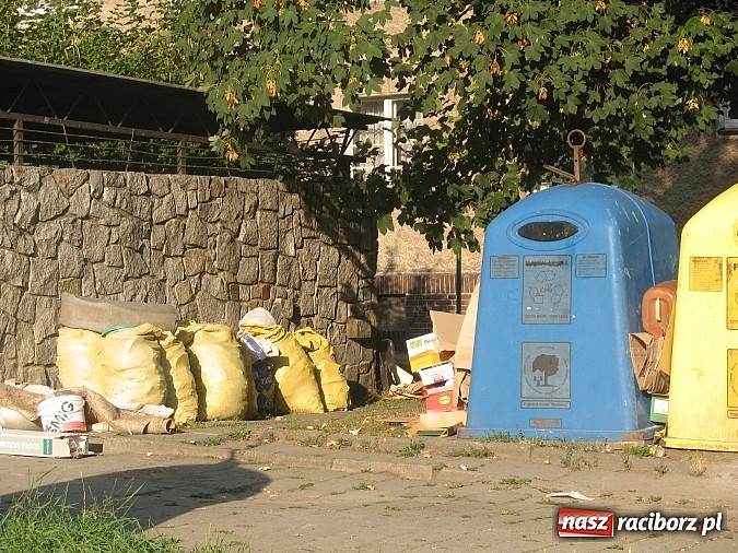 Zdjęcie w galerii na portalu naszraciborz.pl: Racibórz zbliża się do Neapolu. Zaczyna tonąć w śmieciach! wiadomości z regionu