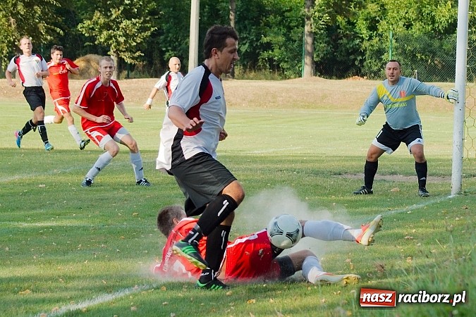 Zdjęcie w galerii na portalu naszraciborz.pl: Mecz na szczycie dla Czarnych Gorzyce wiadomości z regionu