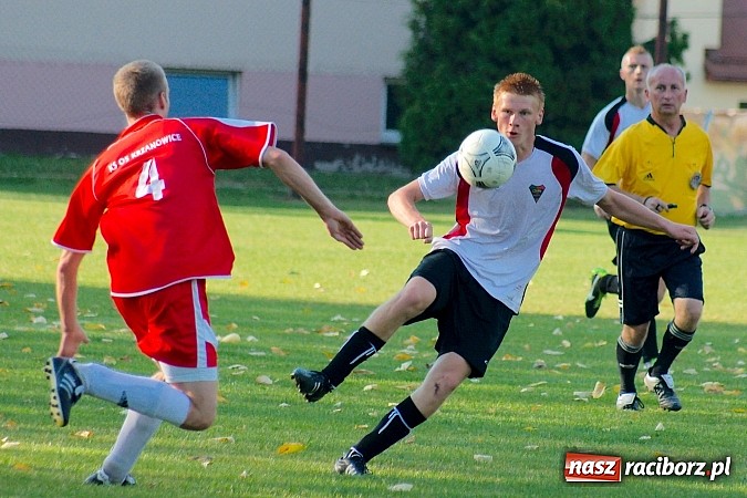 Zdjęcie w galerii na portalu naszraciborz.pl: Mecz na szczycie dla Czarnych Gorzyce wiadomości z regionu