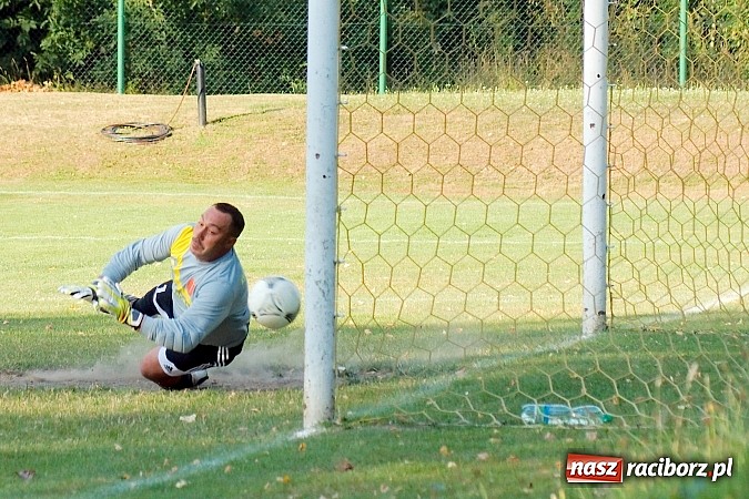 Zdjęcie w galerii na portalu naszraciborz.pl: Mecz na szczycie dla Czarnych Gorzyce wiadomości z regionu